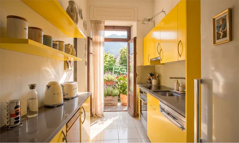 Villa with 2 apartments, pool and outbuilding (1)