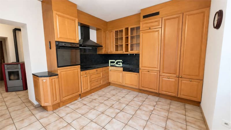 Casa bifamiliare con giardino in ottima posizione (5)