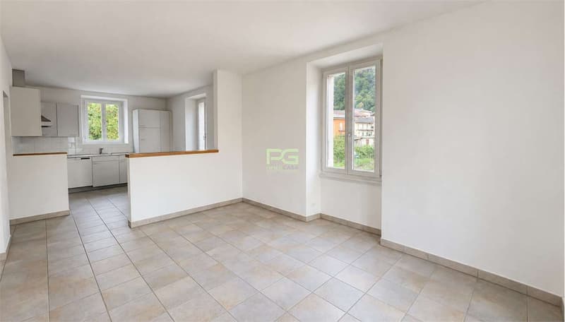 Casa bifamiliare con giardino in ottima posizione (6)