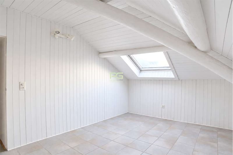 Casa bifamiliare con giardino in ottima posizione (8)