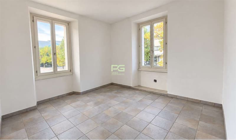 Casa bifamiliare con giardino in ottima posizione (7)