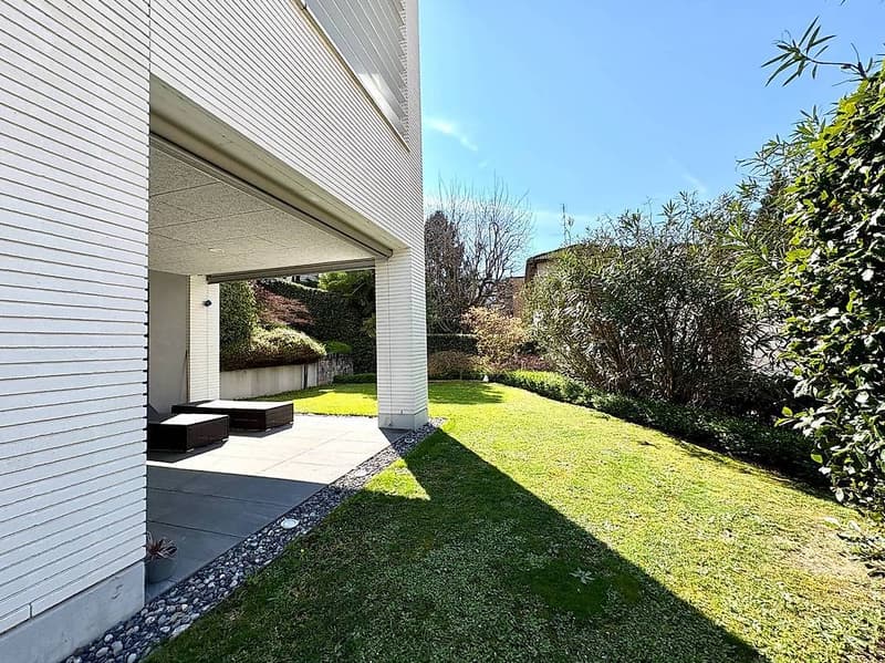 Furnished with large garden, close to the station (11)