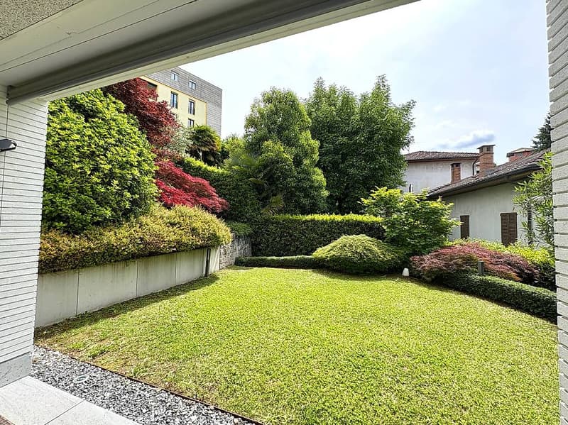 Furnished with large garden, close to the station (1)