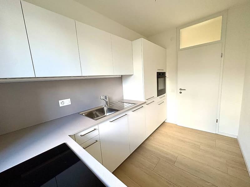Completely renovated, close to the station (2)