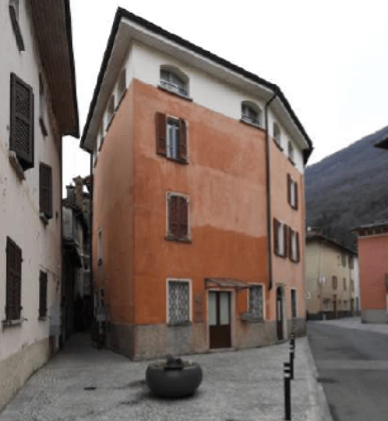 Storica casa plurifamiliare con 3 appartamenti in Piazza Grande, Riva San Vitale (2)