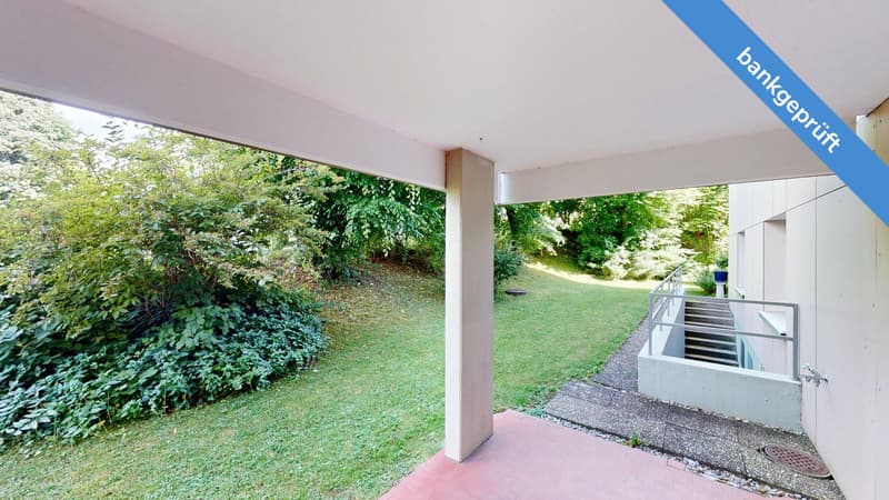 Blick vom gedeckten Sitzplatz aus