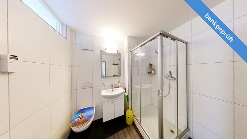Badezimmer mit Dusche