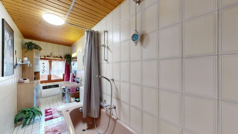 Badezimmer mit Badewanne im Obergeschoss