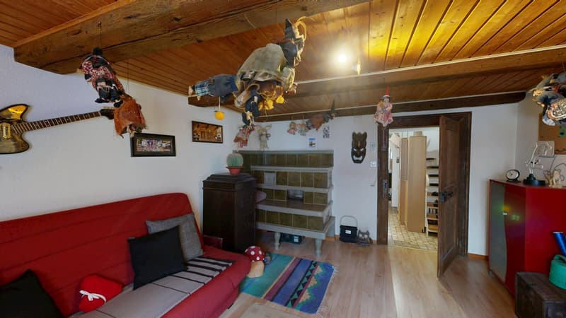Wohnzimmer mit Kachelofen im Erdgeschoss