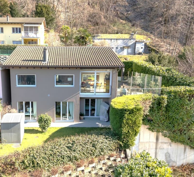 Exclusive House immersed in nature with 180° lake view (2)
