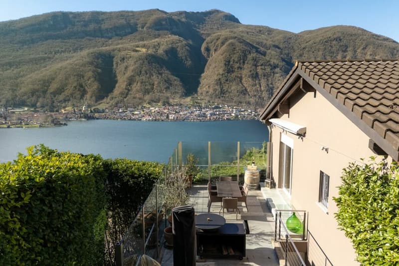 Exclusive House immersed in nature with 180° lake view (1)
