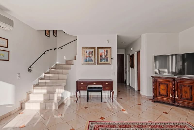 Casa con giardino e piscina condominiale (3)