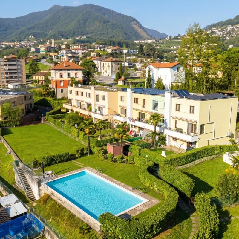 Casa con giardino e piscina condominiale (1)