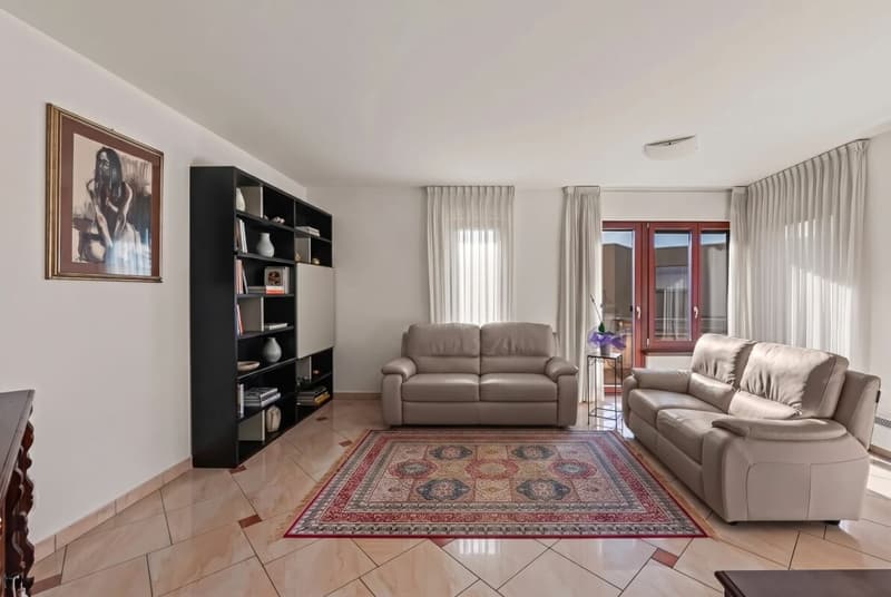 Casa con giardino e piscina condominiale (4)