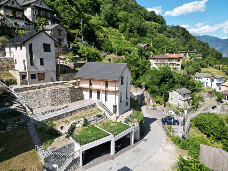 Casa unifamiliare con terreno e posti auto coperti (5)