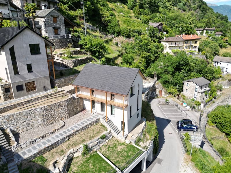Casa unifamiliare con terreno e posti auto coperti (10)