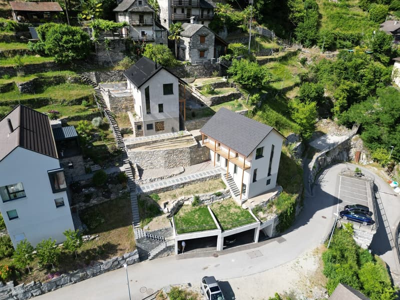 Casa unifamiliare con terreno e posti auto coperti (3)