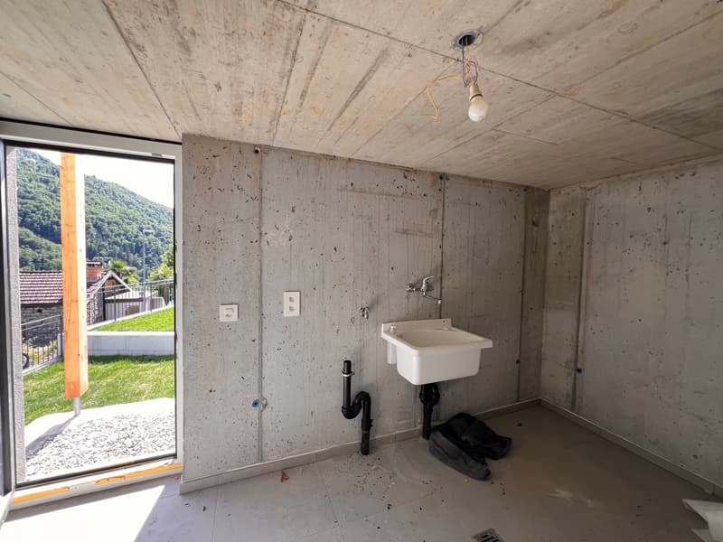 Casa unifamiliare con terreno e posti auto coperti (19)