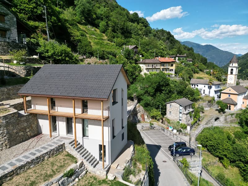 Casa unifamiliare con terreno e posti auto coperti (11)