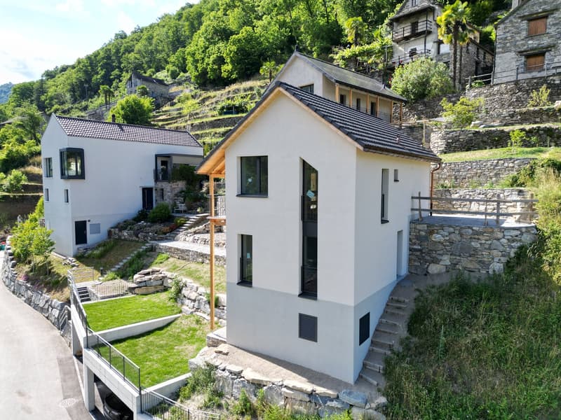 Casa unifamiliare con terreno e posti auto coperti (7)