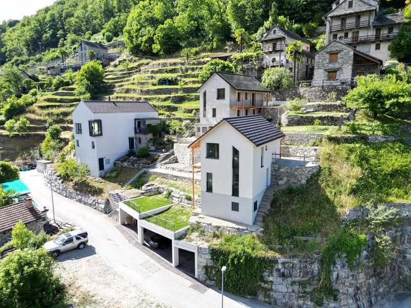 Casa unifamiliare con terreno e posti auto coperti (6)
