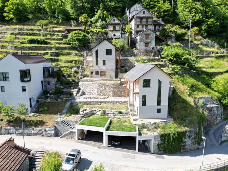 Casa unifamiliare con terreno e posti auto coperti (1)