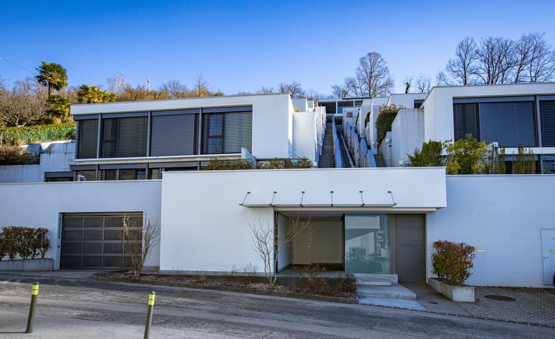 Oasi di prestigio a 10 minuti dal centro di Lugano: Moderno 3.5 locali con ampio giardino (1)