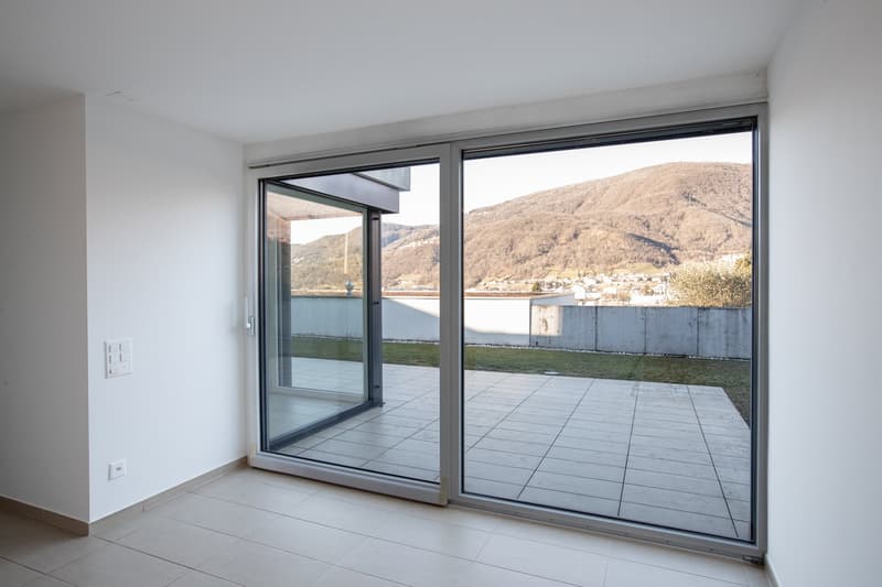 Oasi di prestigio a 10 minuti dal centro di Lugano: Moderno 3.5 locali con ampio giardino (18)