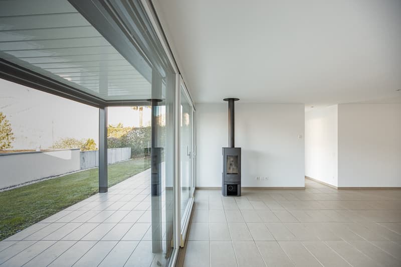 Oasi di prestigio a 10 minuti dal centro di Lugano: Moderno 3.5 locali con ampio giardino (9)
