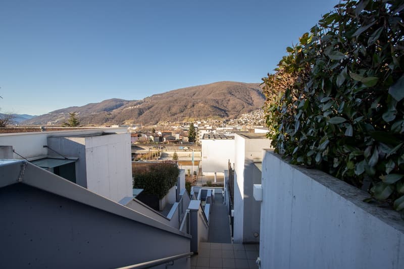 Oasi di prestigio a 10 minuti dal centro di Lugano: Moderno 3.5 locali con ampio giardino (3)