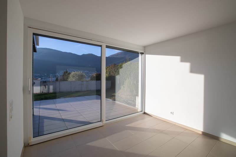 Oasi di prestigio a 10 minuti dal centro di Lugano: Moderno 3.5 locali con ampio giardino (22)