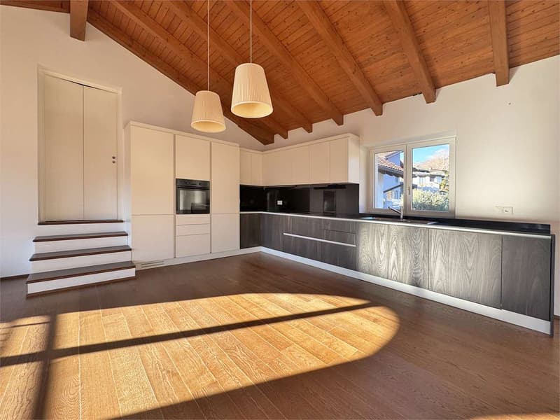 Luminoso appartamento duplex 5.5 locali con mansarda (2)
