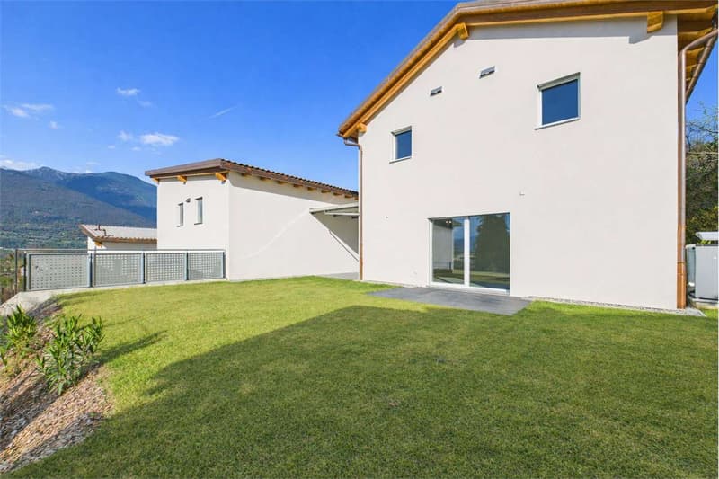 Nuova villa immersa nel verde a Sant'Antonino (13)