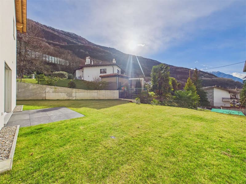 Nuova villa immersa nel verde a Sant'Antonino (12)