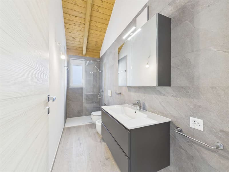 Nuova villa immersa nel verde a Sant'Antonino (10)