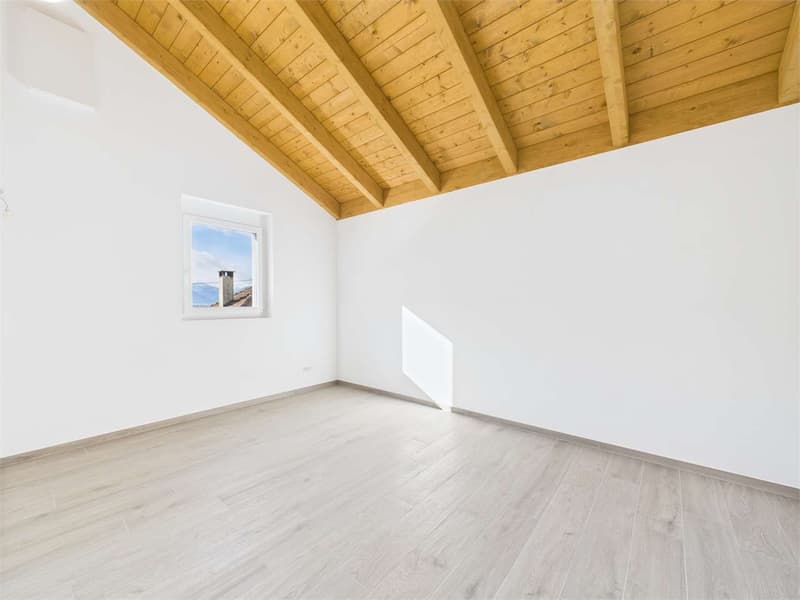 Nuova villa immersa nel verde a Sant'Antonino (7)