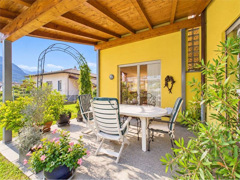 Veranda esterna con gairdino perimetrale