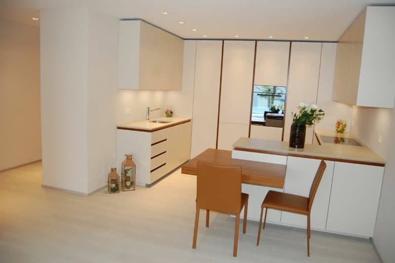 Luxuriöse 2.5 Zimmerwohnung mit Seesicht, grosser Sonnenterrasse, Schwimmbad und Wellnessbereich (6)