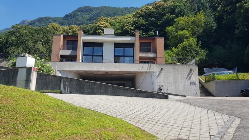 Modern single-family house in good condition and with excellent finishes, large plot of land. (4)