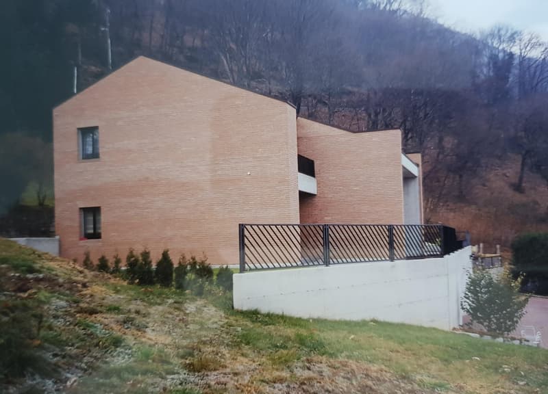 Modern single-family house in good condition and with excellent finishes, large plot of land. (2)