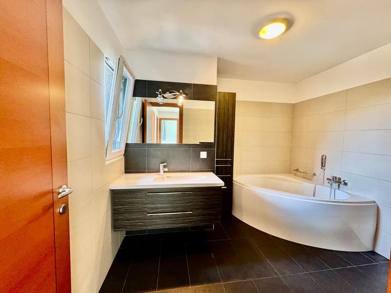 CADRO – RÉSIDENCE ÉLÉGANTE AVEC JARDIN PRIVÉ, GARAGE DOUBLE ET VUE PANORAMIQUE (22)