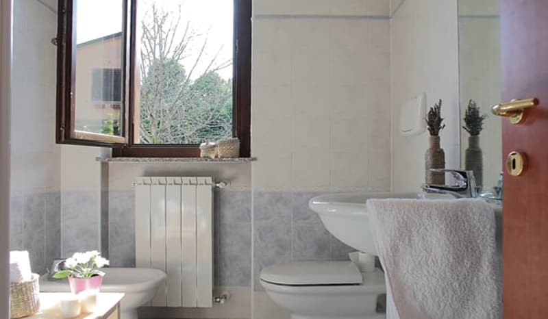 Galliate Lombardo in piccola residenza, ultimo piano, ampio due locali con box. (2)