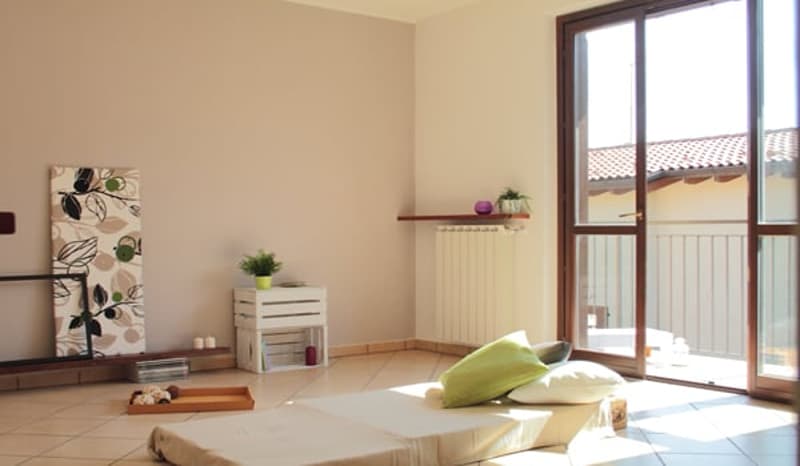 Galliate Lombardo in piccola residenza, ultimo piano, ampio due locali con box. (12)