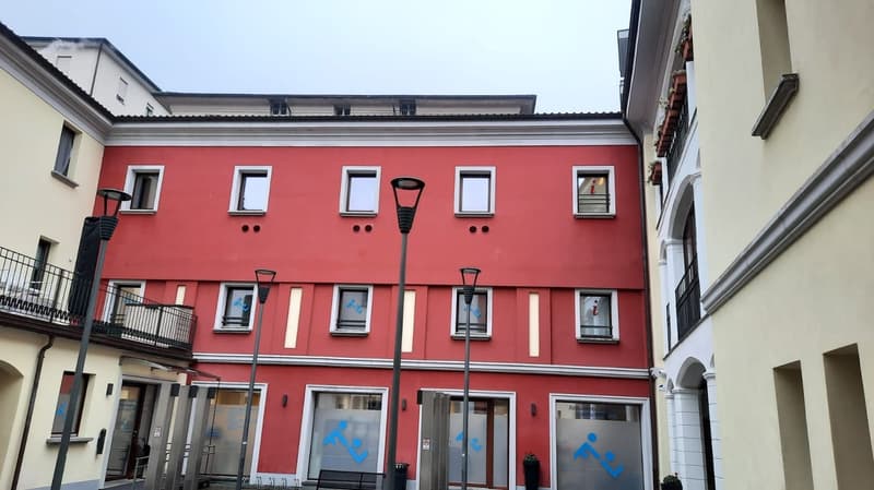 Modernes Büro mit 3,5 Zimmern zur Miete in Chiasso (1)