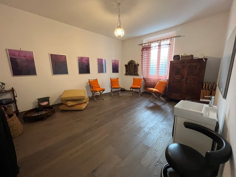 Chiasso, elegantes und neuwertiges Büro mit überdachtem Parkplatz (5)