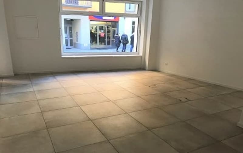 Mendrisio im Herzen der Stadt in einem total renovierten Gebäude im Stil - ZWEI Büros / Geschäfte (1)