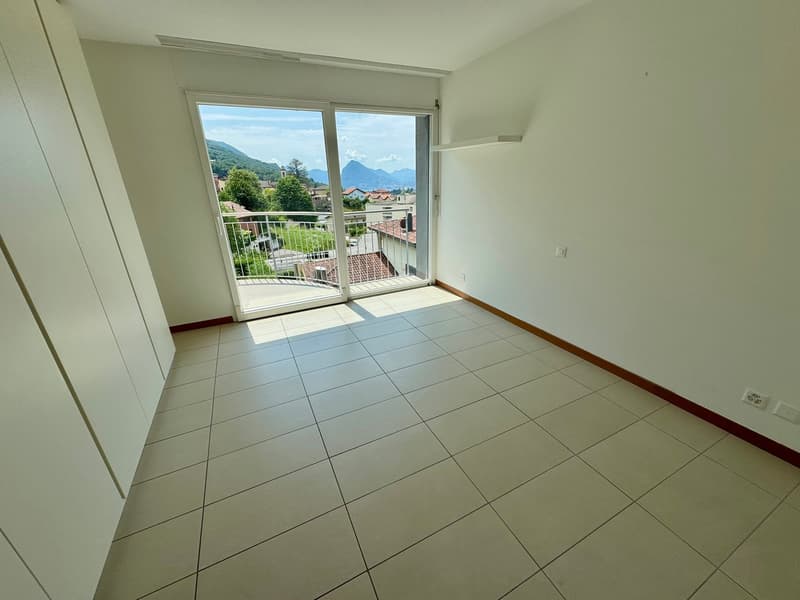 CADRO – ELEGANTE RESIDENZA CON GIARDINO PRIVATO, GARAGE DOPPIO E VISTA PANORAMICA (17)