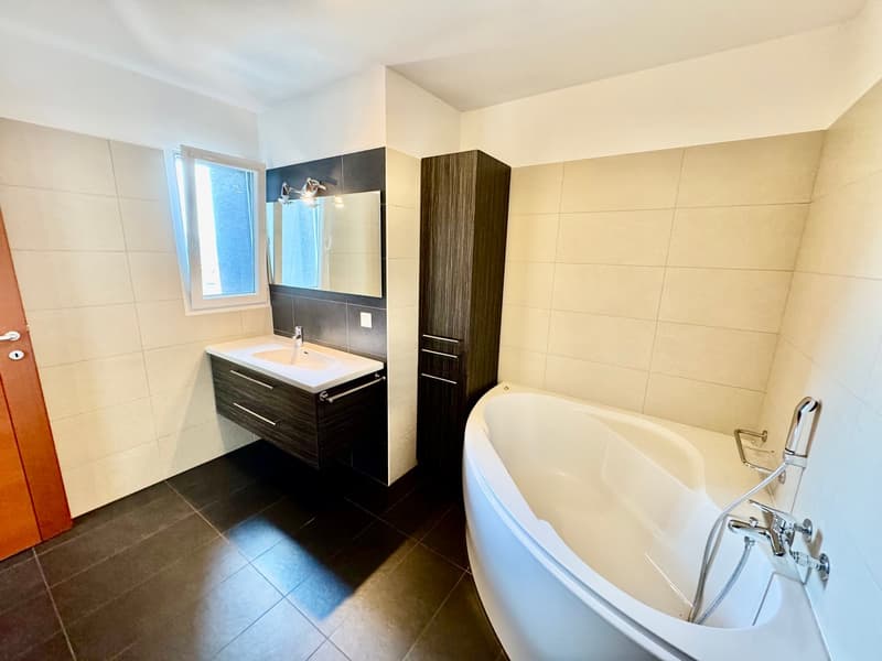CADRO – ELEGANTE RESIDENZA CON GIARDINO PRIVATO, GARAGE DOPPIO E VISTA PANORAMICA (21)