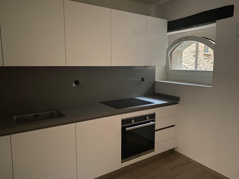 Carona – Affascinante casa nel nucleo storico rinnovata con box, ideale anche come investimento (1)