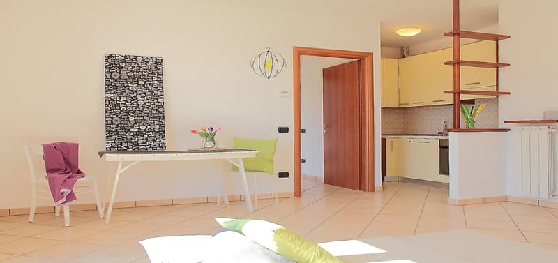 Galliate Lombardo in piccola residenza, ultimo piano, ampio due locali con box. (1)